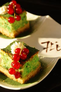 Japoński sernik z zieloną herbatą matcha.