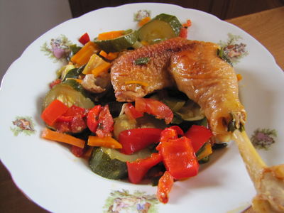 Wiejski kurczak pieczony z warzywami po angielsku