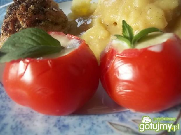 Bardzo smaczne: pomidory zapiekane z mozzarellą. gotujmy.pl