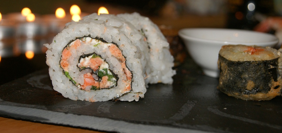 California roll sushi z philadelphią szczypiorkiem i łososiem (autor ...
