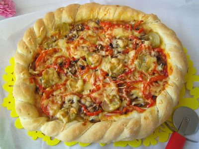 Wegetariańska pizza z chrupiącym brzegiem