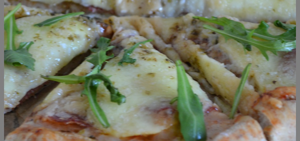 Pizza na razowym cieście z salami,parmezanem i mozzarellą (autor ...
