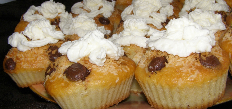 Smaczne limonkowe muffinki z bitą śmietaną kokosową... (autor: w ...