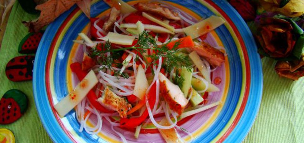 Sałatka makaronowa z sosem chili ,wędzonym łososiem i warzywami