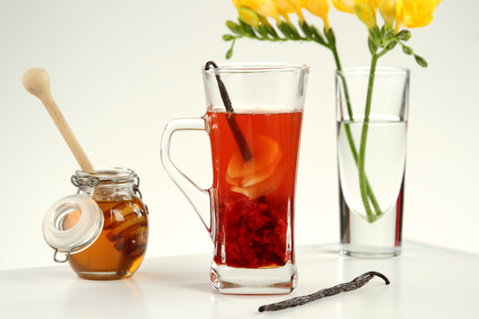 Letnia herbata z mrożonymi malinami