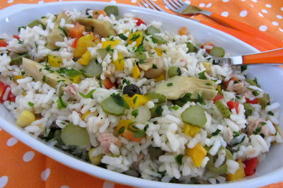 Sałatka ryżowa z tuńczykiem i warzywami ...
