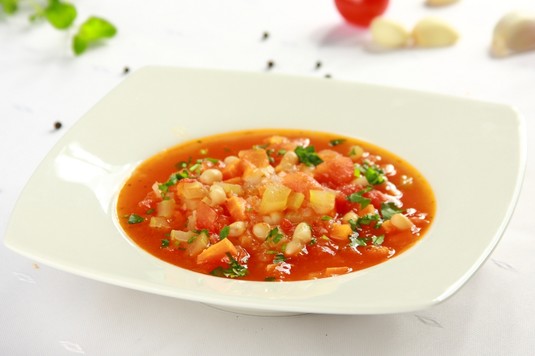 Pomidorowa zupa z fasolą