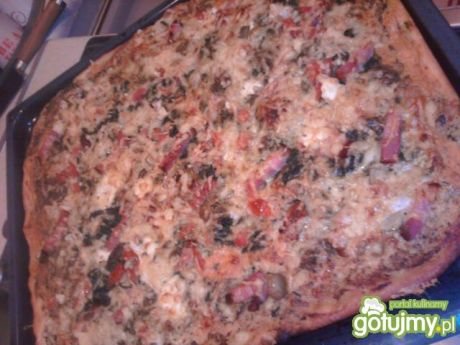 Przepis  pizza z sałatką grecką i szpinakiem przepis