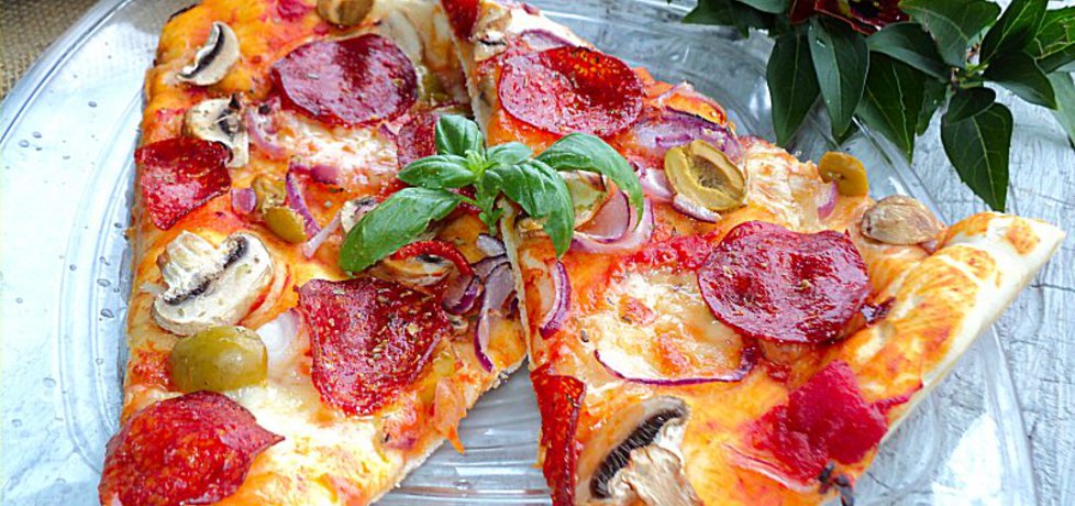 Pizza z wędzonym serem, oliwkami, salami, sosem pomidorowym ...