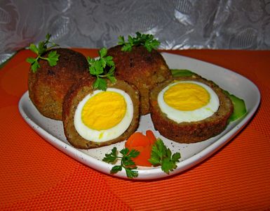 Jajko w skorupce z ciemnego chleba