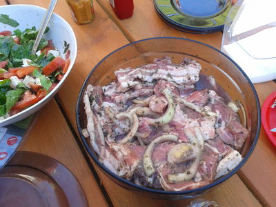 Półmisek mięs z grilla z winem