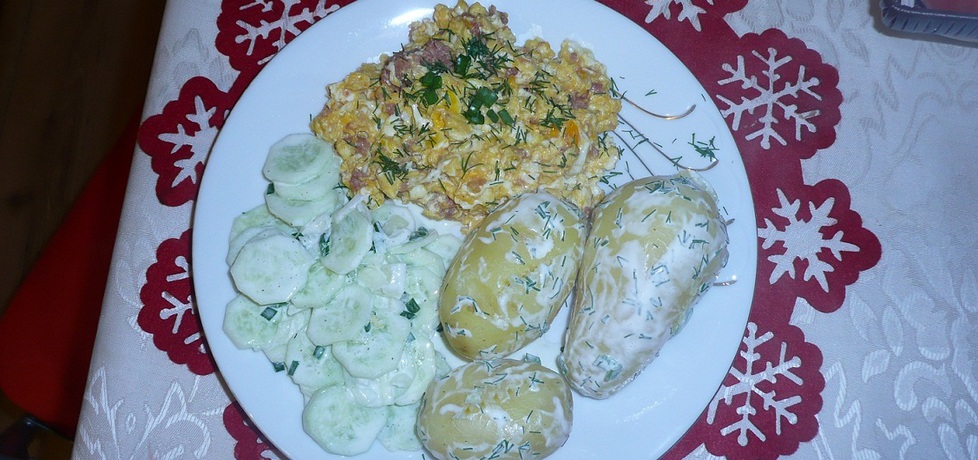 Młode ziemniaki z jajecznicą i mizerią (autor: monika62 ...