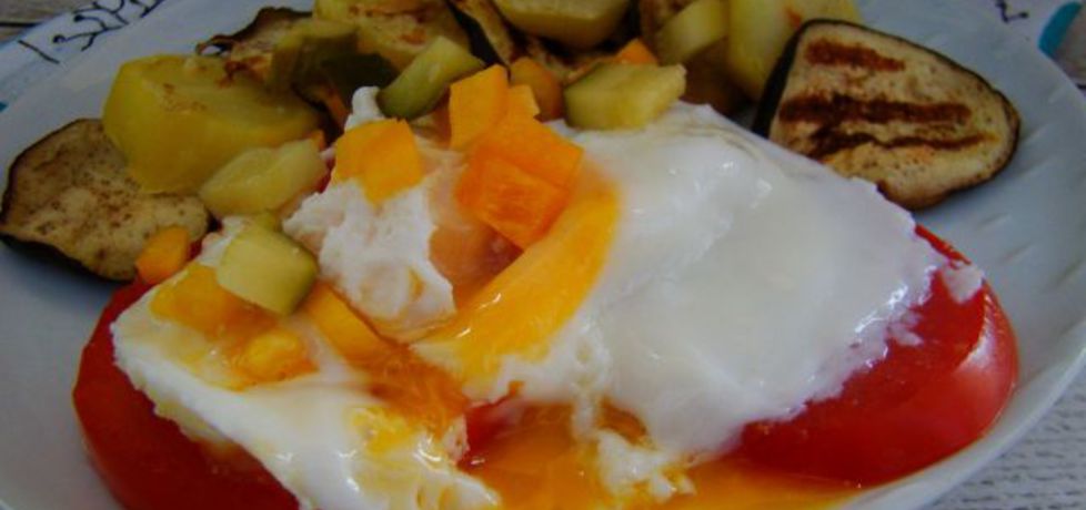 Grillowany bakłażan i ziemniaczki z jajkiem na pomidorze (autor ...