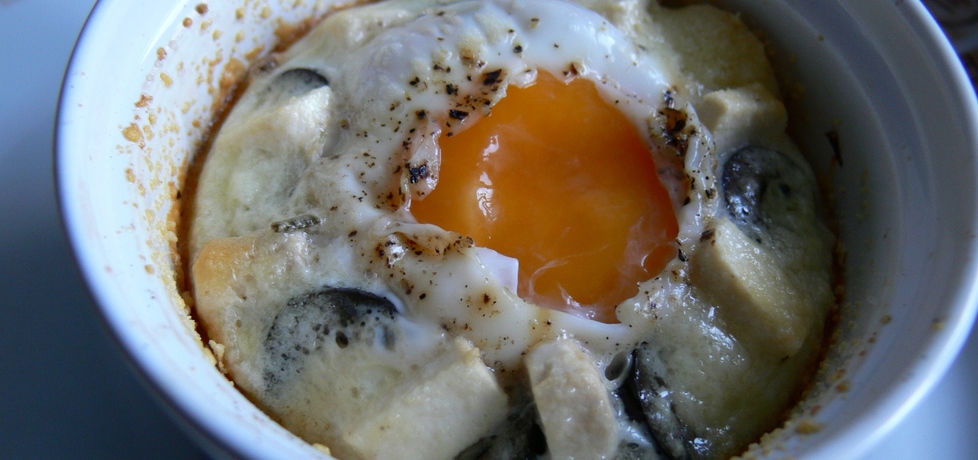 Jajko w kokilce z czarnymi oliwkami (autor: bernadettap ...