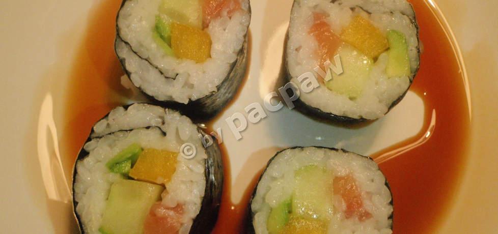 Sushi – futomaki z łososiem, papryką żółtą, awokado i ogórkiem ...