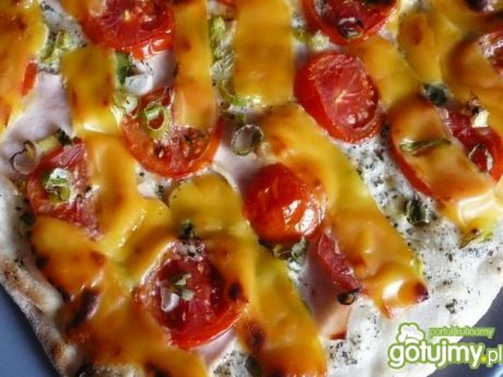 Przepis  pizza z sosem śmietanowym i ziołami przepis