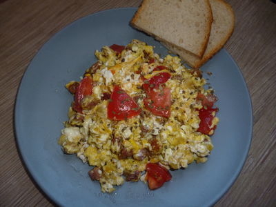 Jajecznica z dodatkiem kiełbasy i pomidora