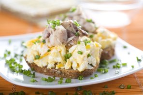 Sałatka z jajek i anchois  prosty przepis i składniki