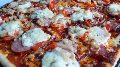 Pizza z gorgonzolą i kiełbasą