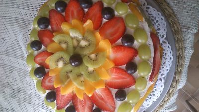 Delikatny tort owocowy