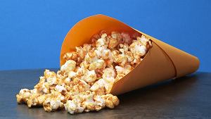 Karmelowy popcorn do kina domowego