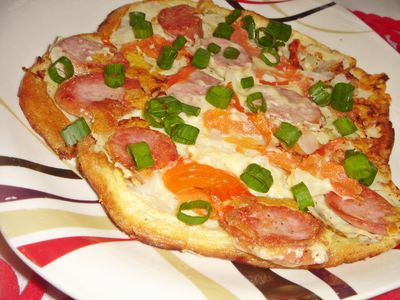 Delikatny omlet z kiełbasą, serem i pomidorami