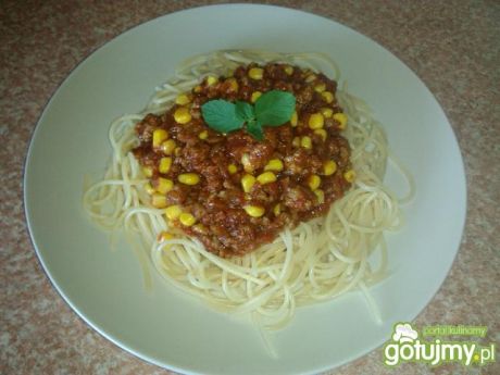 Przepis  spaghetti z mięsnym sosem i kukurydzą przepis