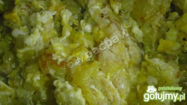 Przepis  ziemniaczki smażone z jajkami i makrelą przepis