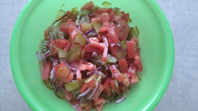 Sałatka z pomidorów i ogórków kiszonych