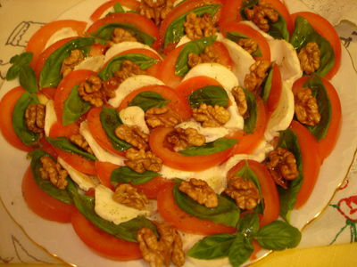 Sałatka orzechowa z pomidorami i serem