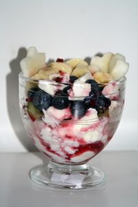 Domowy mrożony jogurt z owocami i sosem malinowym ...