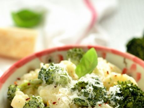 Przepis  kolanka w sosie serowym z brokułami przepis