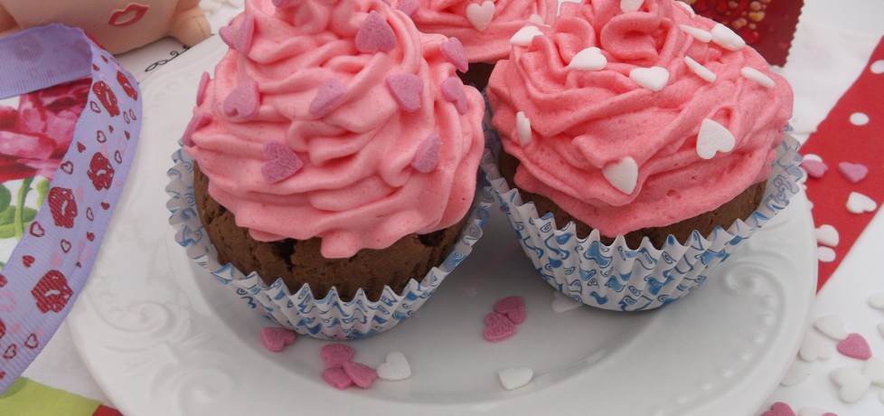 Walentynkowe muffinki czekoladowe z bitą śmietaną. (autor ...