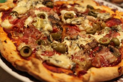 Pizza z chorizo i oliwkami