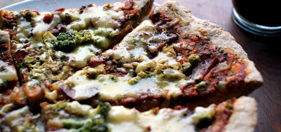 Piizza z brokułami i kiełbasą (autor: dorota20w)