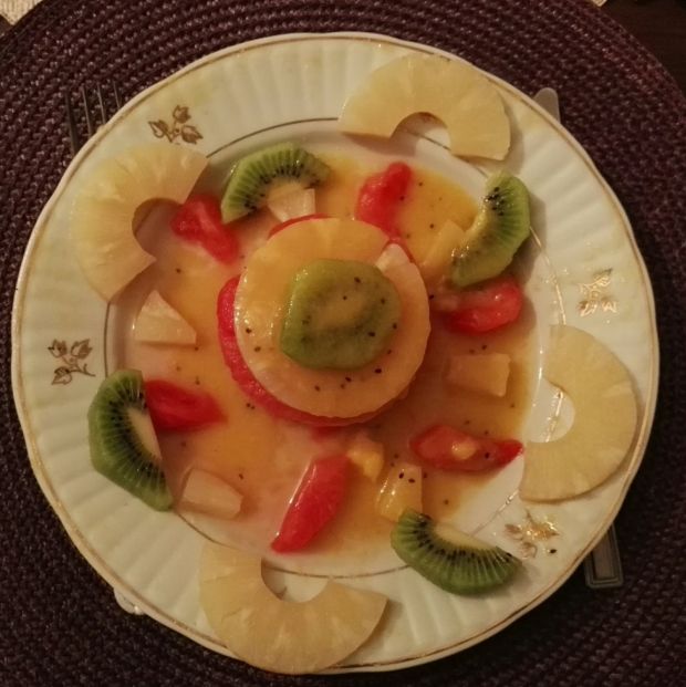 Przepis  owocowy torcik z kiwi, ananasa i arbuza przepis