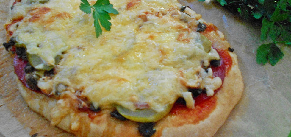 Pizza z salami, pieczarkami i ogórkiem (autor: beatris ...