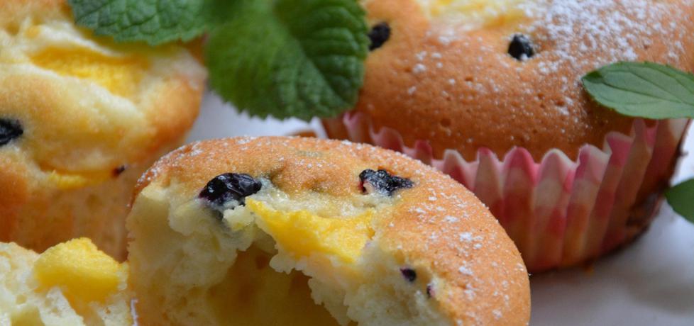 Muffinki cytrynowe na białkach z mascarpone i owocami (autor ...