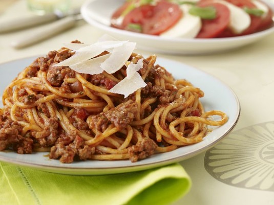 Włoskie spaghetti bolognese pachnące ziołami