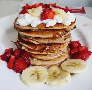 Pancakes z serkiem wiejskim i owocami