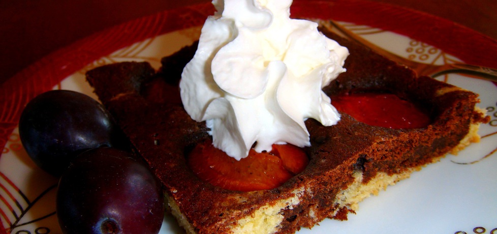 Ciasto czekoladowo waniliowe ze śliwkami. (autor: christopher ...