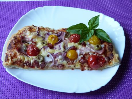 Przepis  pizza z boczkiem i oliwkami przepis