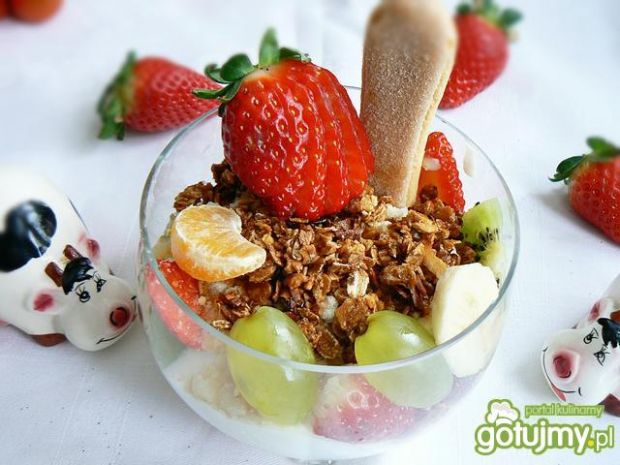 Przepis  jogurt z prażonymi płatkami i owocami przepis