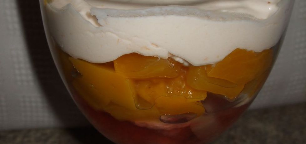 Deser z galaretką i brzoskwiniami pod przykryciem serka mascarpone