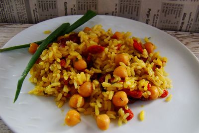Ryż curry z cieciorką i owocami goji