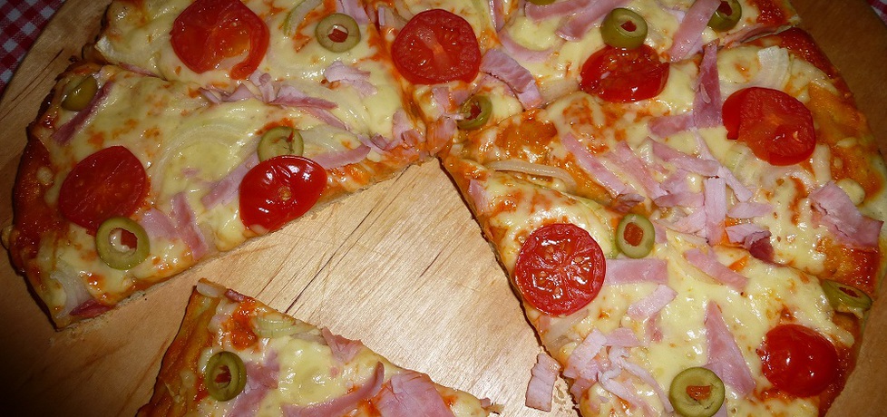 Pizza na cienkim drożdżowym cieście (autor: jasminqa ...