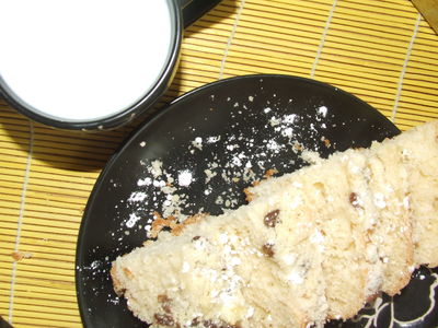 Maślane ciasto drożdżowe z serem i rodzynkami