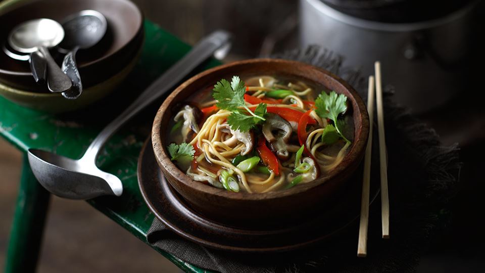 Przepis na azjatycką zupę z makaronem i grzybami