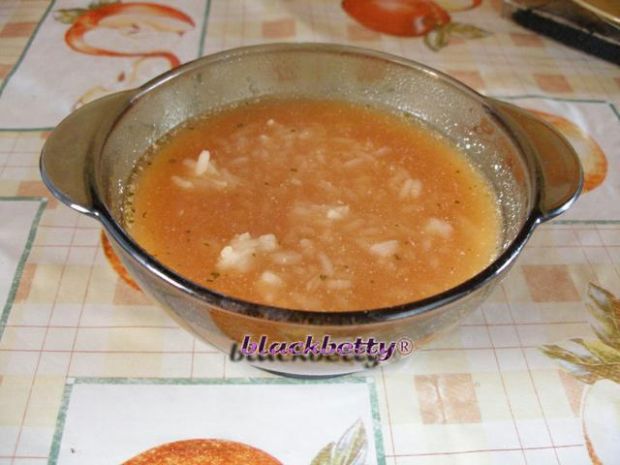 Przygotowanie: zupa pomidorowa z ryżem. gotujmy.pl