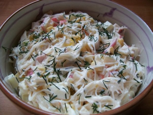 Przygotowanie: sałatka z makaronem ryżowym . gotujmy.pl